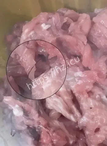 山姆黑猪肉丝惊现毛发